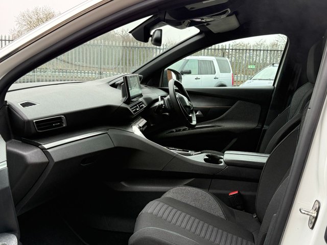 2023 PEUGEOT 3008 - Photo 8