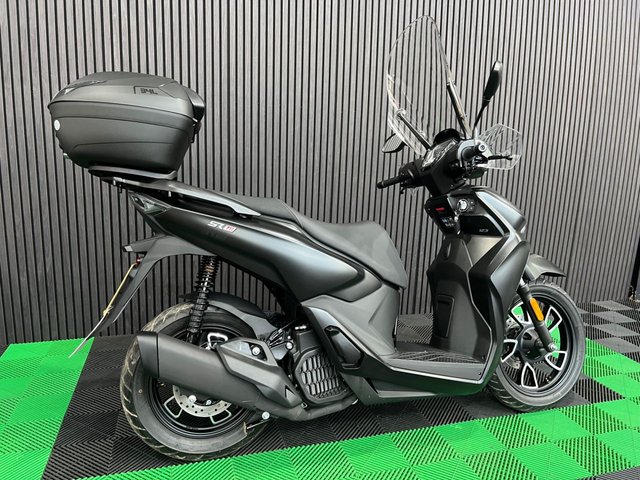 View our VOGE SR16