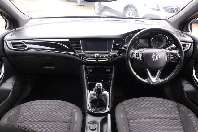 2017 VAUXHALL ASTRA - Photo 2