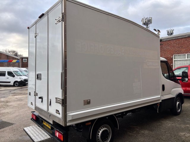 2024 IVECO DAILY £25995 + VAT 35-140 GAH FRIDGE BOX VAN 18OOO MLS A/C 1 OWNER - Photo 2