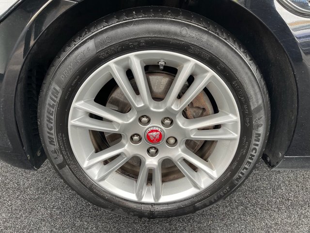 2017 Jaguar Xe - Photo 9