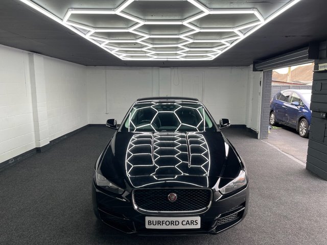 2017 Jaguar Xe - Photo 5