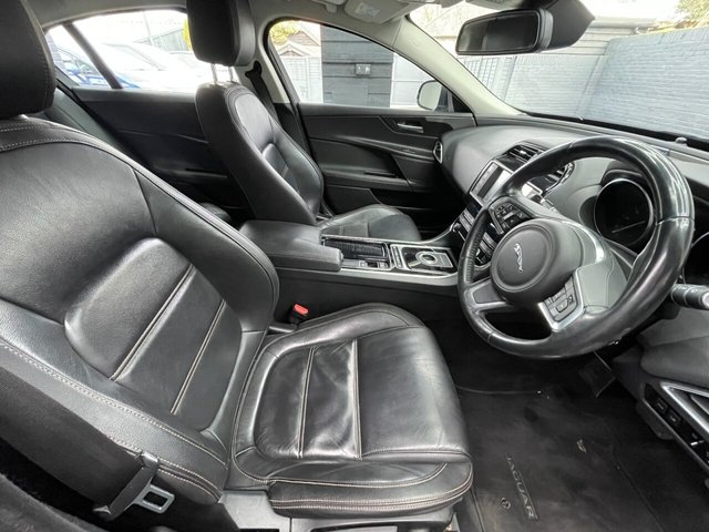 2017 Jaguar Xe - Photo 7