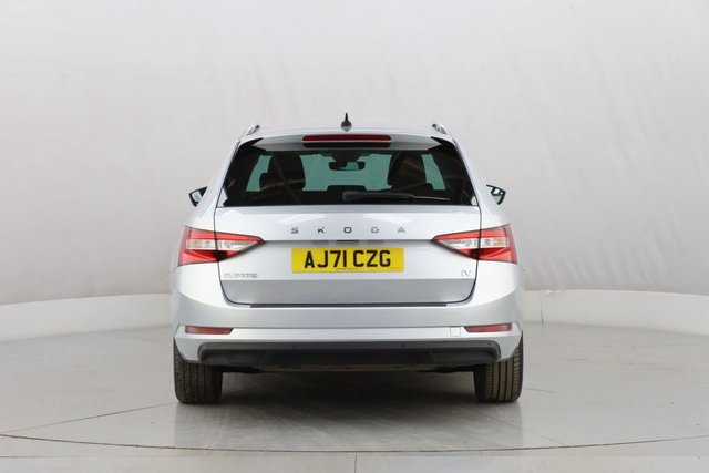 2021 Skoda Superb - Photo 9