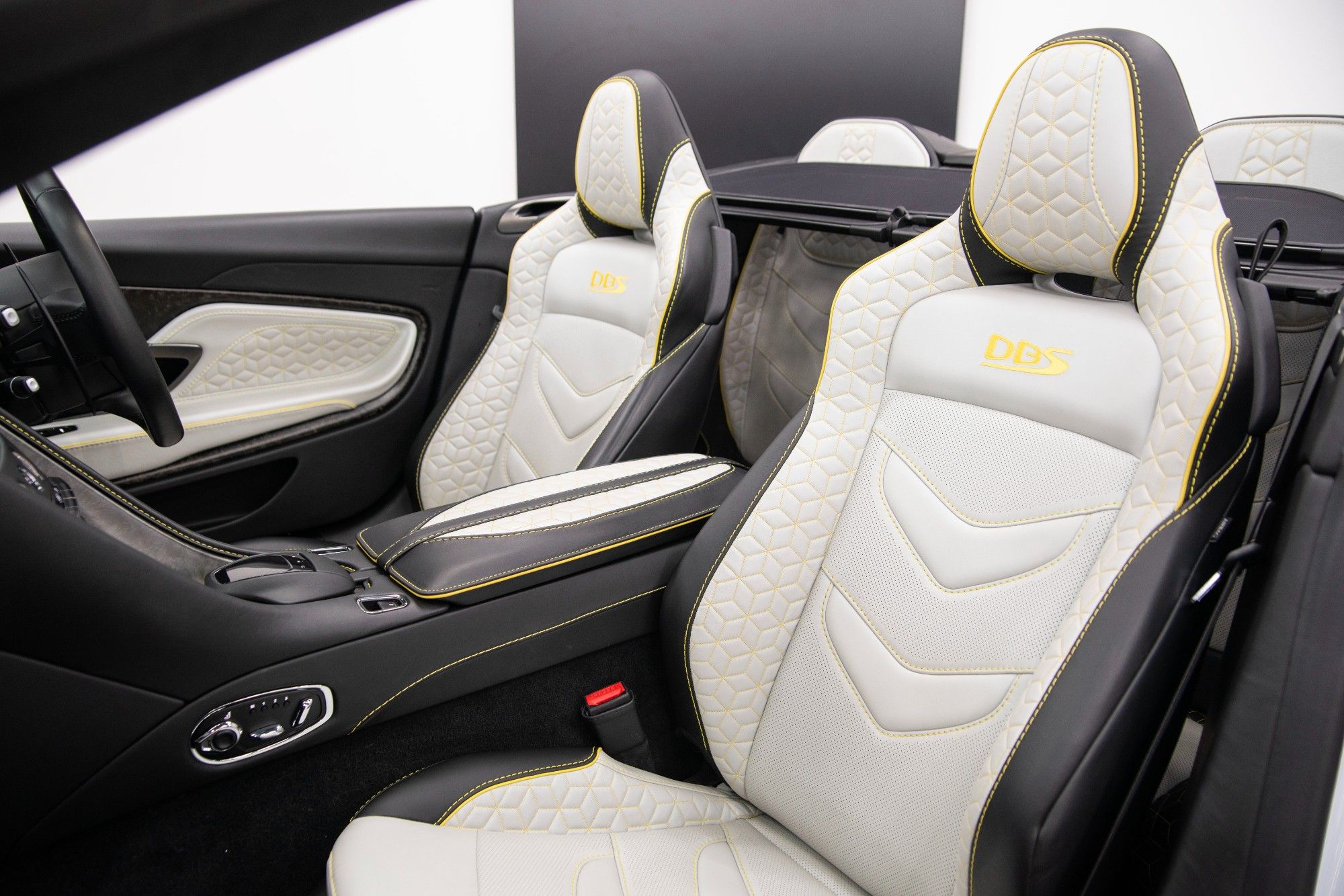 USED 2021 K ASTON MARTIN DBS 5.2 V12 BiTurbo Volante  