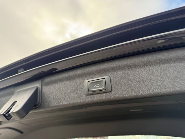 2023 AUDI Q3 2.0 TFSI 40 S line SUV 5dr Petrol S Tronic quattro Euro 6-1 OWNER FROM NEW FINISHED IN MYHTOS BLACK WITH BLACK HLAF LEATHER-SONOS SPEAKERS-HEATED SEATS-CAR PLAY-BLUETOOTH-CRUISE CONTROL-SATNAV-REVERSE CAMERA-DAB RADIO-ELECTRIC FOLDING MIRRORS-DUAL ZONE CLIMATE CONTROL - Photo 8