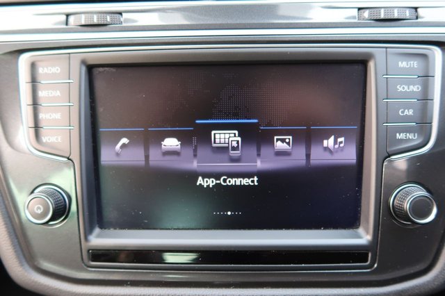 2017 VOLKSWAGEN TIGUAN 2.0 TDI BlueMotion Tech SE SUV 5dr Diesel Manual Euro 6 (s/s) (150 ps) - Photo 4