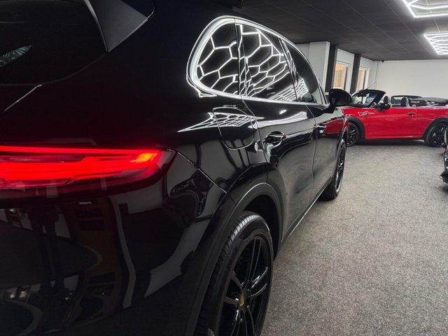 2018 PORSCHE CAYENNE - Photo 12