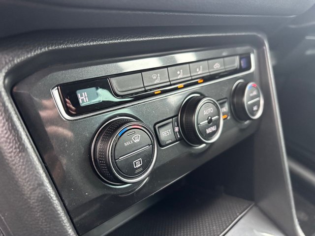 2017 VOLKSWAGEN TIGUAN 2.0 TDI SE Navigation SUV 5dr Diesel Manual Euro 6 (s/s) (150 ps) - Photo 11
