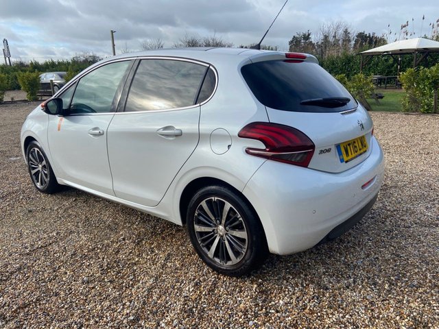 2016 PEUGEOT 208 1.2 PureTech Roland Garros Hatchback 5dr Petrol Manual Euro 6 (s/s) (110 ps) - Photo 4