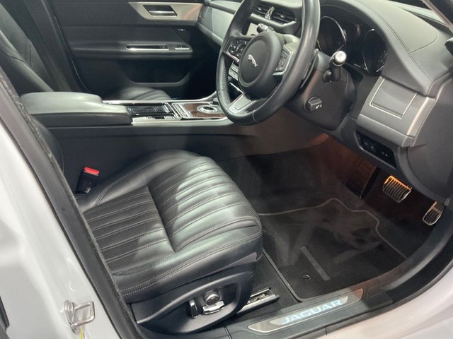 2019 JAGUAR XF 2.0i Portfolio GPF Sportbrake 5dr Petrol Auto Euro 6 (s/s) (250 ps) - Photo 11