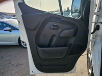 USED 2021 71 RENAULT MASTER White 2.3 dCi Euro 6 Low Loader, 72,000 miles, ULEZ compliant, 6-Speed manual, Bluetooth, DAB, Auto headlights and much more! Final Plus VAT @ 20%! This 2021 Renault Master presents an excellent ownership proposition, having been meticulously maintained by a single owner from new. This Business Platform Cab variant, with its 2.3 litre dCi diesel engine producing a robust 133 bhp, is a Euro 6 compliant model, ensuring efficient performance. It comes with a full service history, guaranteeing its upkeep, and will be supplied with a fresh 12 months MOT for your peace of mind. For your entertainment and connectivity needs, the Master is equipped