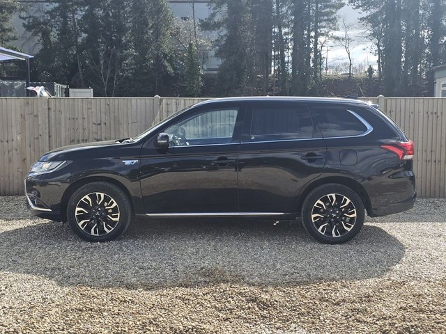 2017 MITSUBISHI OUTLANDER - Photo 2