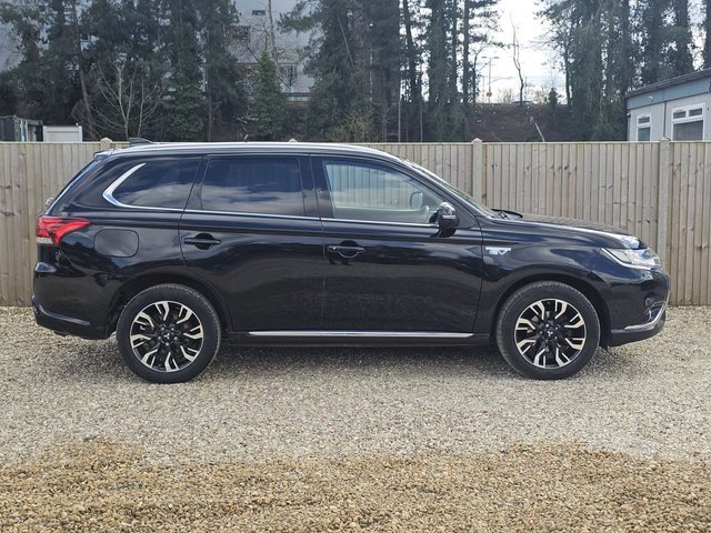 2017 MITSUBISHI OUTLANDER - Photo 6