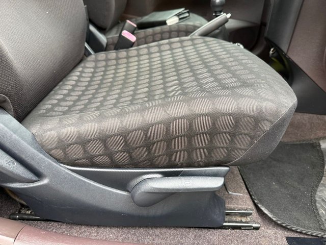 2009 TOYOTA IQ 1.33 Dual VVT-i 3 Hatchback 3dr Petrol Manual Euro 4 (s/s) (98 ps) - Photo 12
