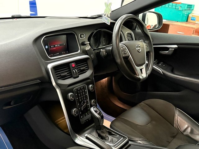 2018 VOLVO V40 1.5 T3 GPF R-Design Nav Plus Hatchback 5dr Petrol Auto Euro 6 (s/s) (152 ps) - Photo 4
