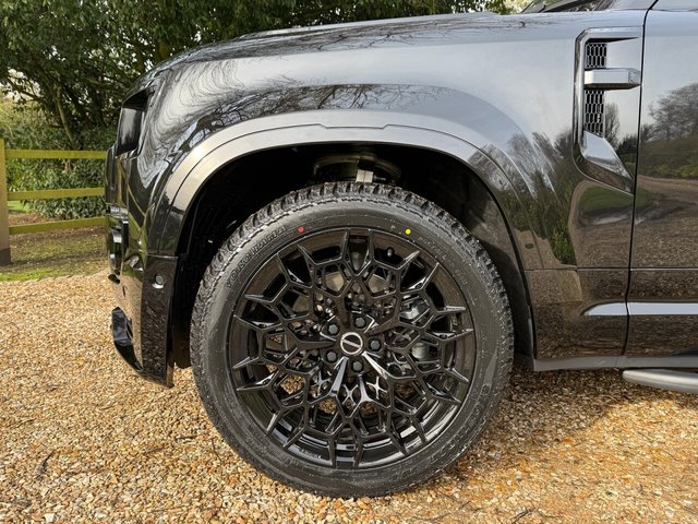 2026 Land Rover Defender 110 - Photo 9