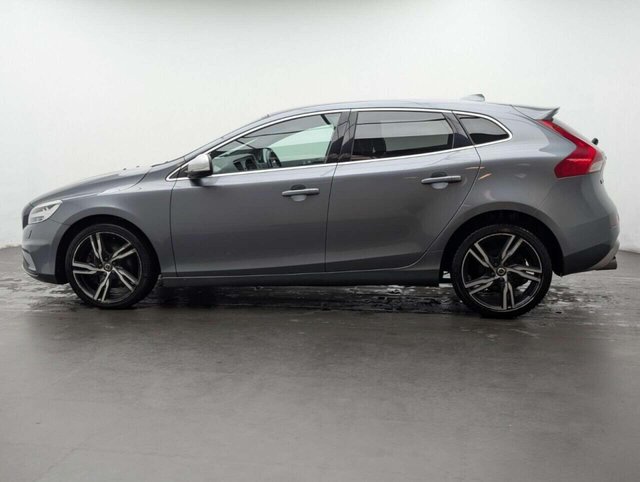 USED 2018 18 VOLVO V40 2.0 D3 R-Design Pro Hatchback 5dr Diesel Auto Euro 6 (s/s) (150 ps) CLICK & COLLECT/HOME DELIVERY