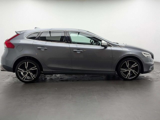 USED 2018 18 VOLVO V40 2.0 D3 R-Design Pro Hatchback 5dr Diesel Auto Euro 6 (s/s) (150 ps) CLICK & COLLECT/HOME DELIVERY