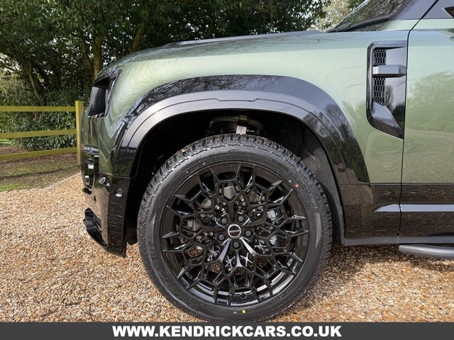 2026 Land Rover Defender 110 - Photo 4