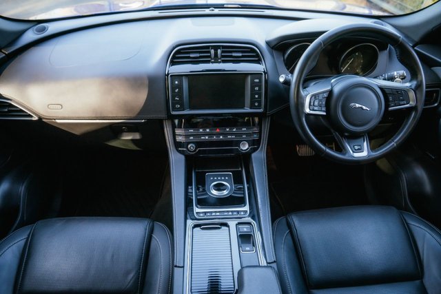 2017 Jaguar F-Pace 3L S 5dr - Photo 2