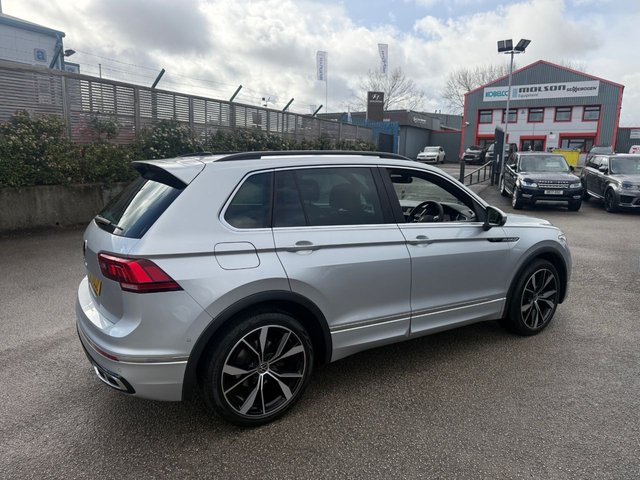 2020 VOLKSWAGEN TIGUAN 1.5 TSI R-Line SUV 5dr Petrol DSG Euro 6-2 OWNER CAR-20" ALLOYS-DIGITAL DASH-HEATED SEATS-HEATED STEERING WHEEL-BLUETOOTH-CRUISE CONTROL-SATNAV-PARKING SENSORS-APPLE CAR PLAY-DAB RADIO-ELECTRIC FOLDING MIRRORS-DUAL ZONE CLIMATE CONTROL - Photo 9