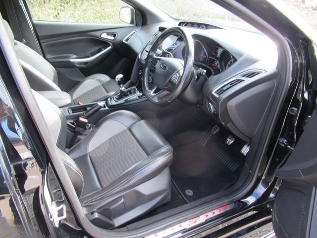 2017 FORD FOCUS - Photo 2