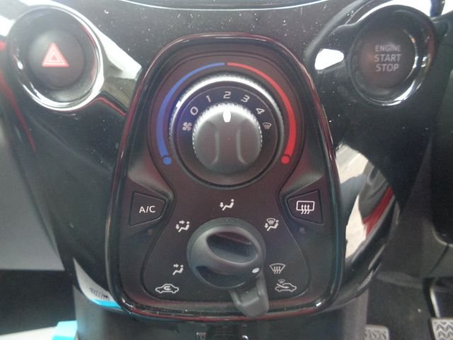 2017 PEUGEOT 108 1.2 PureTech Allure Hatchback 5dr Petrol Manual Euro 6 (82 ps) - Photo 11