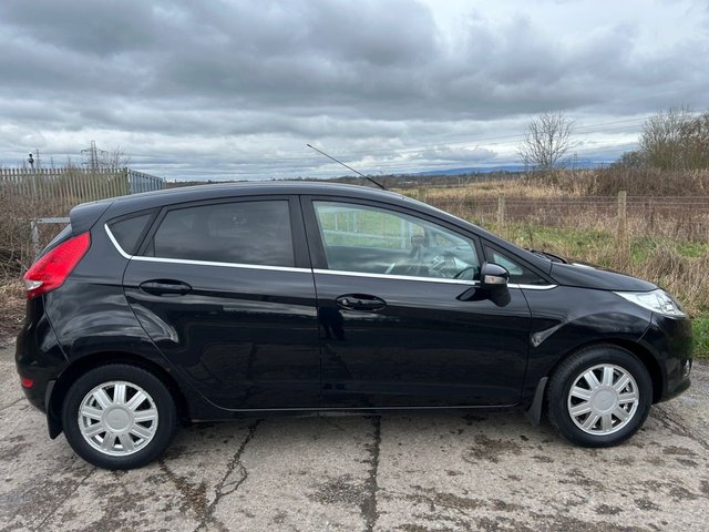 2009 Ford Fiesta 1.6L Titanium 5dr - Photo 2