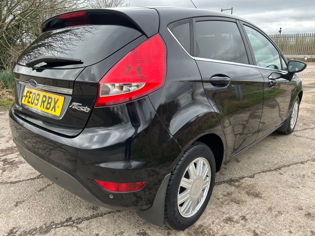 2009 Ford Fiesta 1.6L Titanium 5dr - Photo 11
