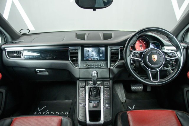 2017 PORSCHE MACAN - Photo 2