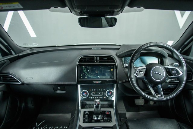 2021 JAGUAR XE - Photo 2