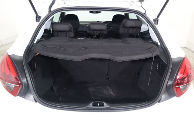 2015 PEUGEOT 208 1.2 PureTech Allure Hatchback 3dr Petrol Manual Euro 6 (82 ps) - Photo 9
