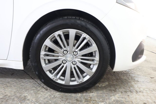 2015 PEUGEOT 208 1.2 PureTech Allure Hatchback 3dr Petrol Manual Euro 6 (82 ps) - Photo 11
