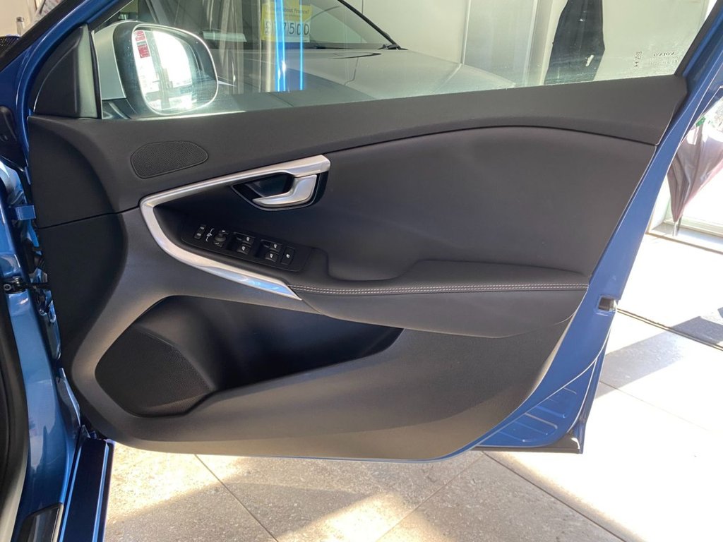 USED 2019 19 VOLVO V40 1.5 T3 R-Design Edition Hatchback 5dr Petrol Auto Euro 6 (s/s) (152 ps) AUTOMATIC PETROL