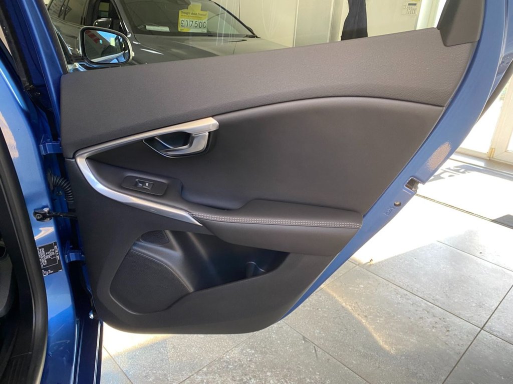 USED 2019 19 VOLVO V40 1.5 T3 R-Design Edition Hatchback 5dr Petrol Auto Euro 6 (s/s) (152 ps) AUTOMATIC PETROL