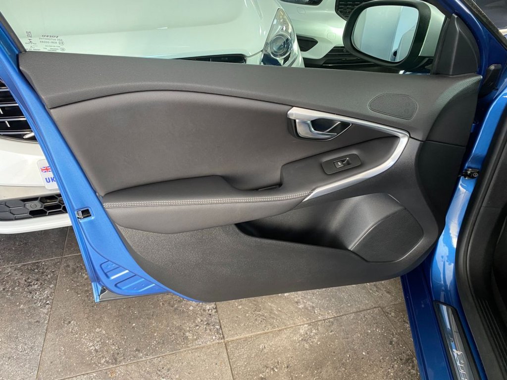 USED 2019 19 VOLVO V40 1.5 T3 R-Design Edition Hatchback 5dr Petrol Auto Euro 6 (s/s) (152 ps) AUTOMATIC PETROL