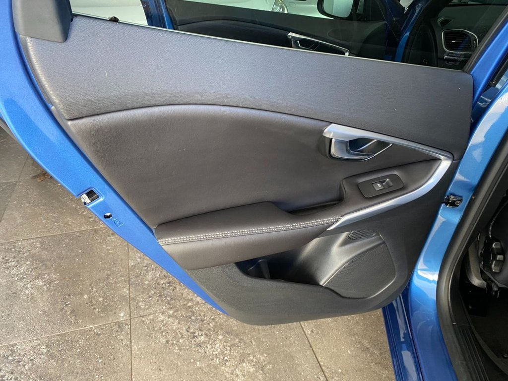 USED 2019 19 VOLVO V40 1.5 T3 R-Design Edition Hatchback 5dr Petrol Auto Euro 6 (s/s) (152 ps) AUTOMATIC PETROL