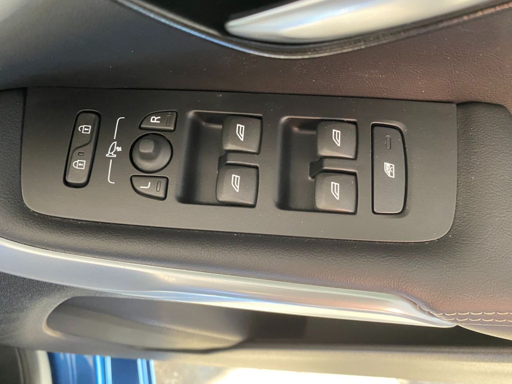 USED 2019 19 VOLVO V40 1.5 T3 R-Design Edition Hatchback 5dr Petrol Auto Euro 6 (s/s) (152 ps) AUTOMATIC PETROL