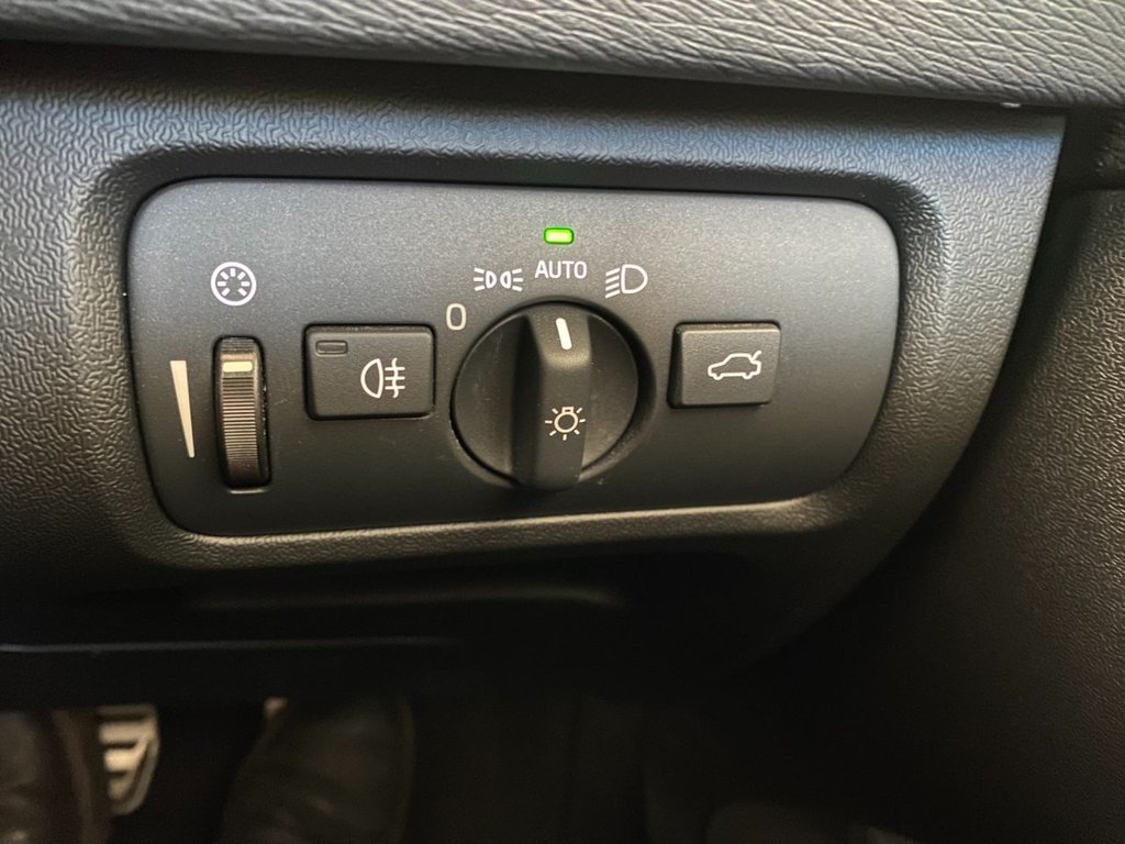 USED 2019 19 VOLVO V40 1.5 T3 R-Design Edition Hatchback 5dr Petrol Auto Euro 6 (s/s) (152 ps) AUTOMATIC PETROL