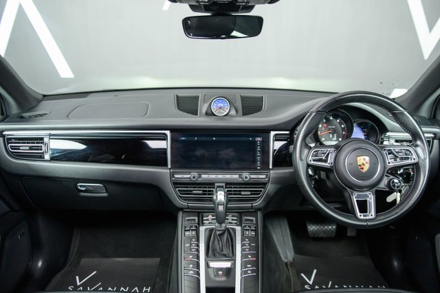 2021 PORSCHE MACAN - Photo 2