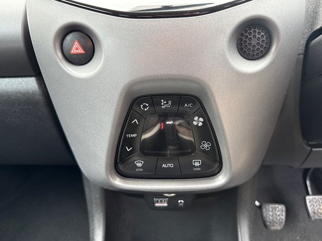 2018 TOYOTA AYGO 1.0 VVT-i x-plore Hatchback 5dr Petrol Manual Euro 6 (71 ps) - Photo 12
