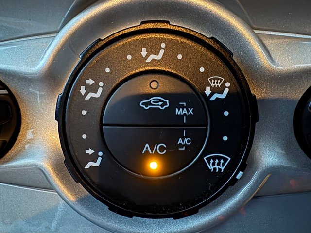 2012 FORD FIESTA 1.25 Zetec Hatchback 5dr Petrol Manual (129 g/km, 81 bhp) - Photo 4