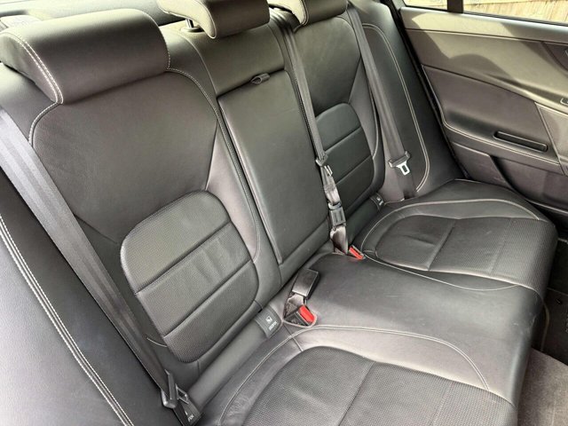 2018 Jaguar Xe - Photo 10