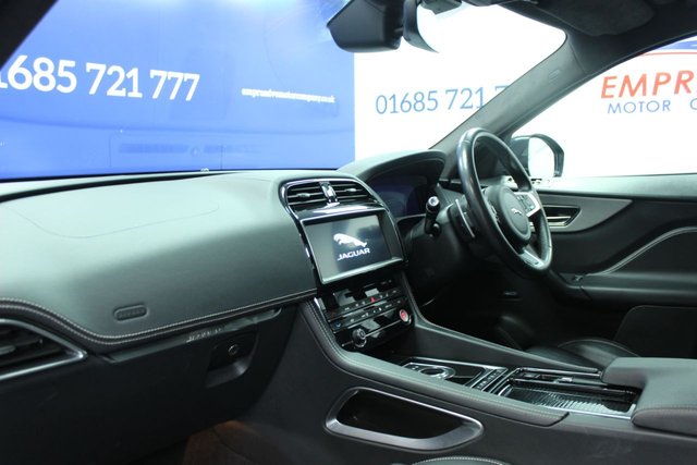 2020 JAGUAR F-PACE - Photo 9