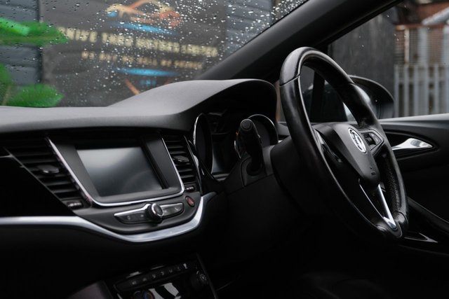 2016 VAUXHALL ASTRA 2016 1.6 CDTi BlueInjection SRi Sports Tourer 5dr Diesel Manual Euro 6 (s/s) (136 ps) - Photo 11