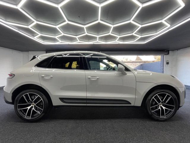 2023 Porsche Macan - Photo 3