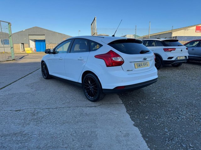 2014 Ford Focus 1.6L Zetec 5dr - Photo 6