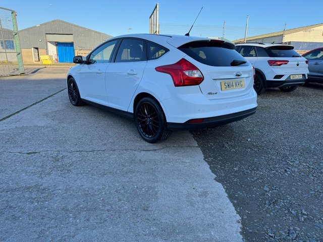 2014 Ford Focus 1.6L Zetec 5dr - Photo 9