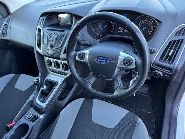 2014 Ford Focus 1.6L Zetec 5dr - Photo 10